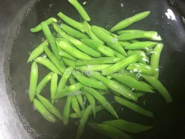 入锅焯水至熟捞出；