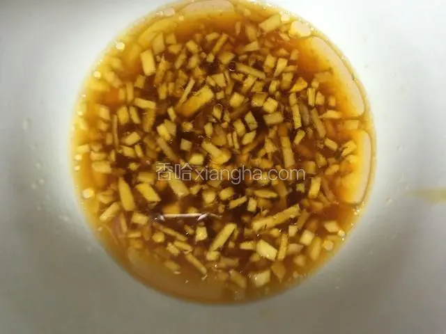 用适量清水，盐，鸡精，生抽，食用油，香油调和成姜汁；
