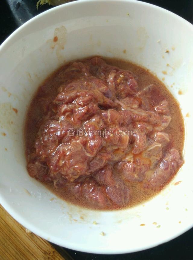 牛肉切片，用料酒、姜沫、酱油、淀粉抓匀备用。