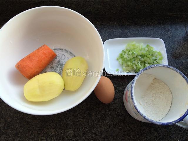 准备食材，土豆去皮洗干净，胡萝卜洗净，切葱花