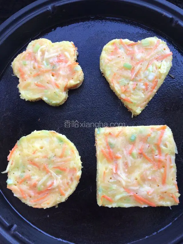 煎制土豆变色，用刀尖转动模具四周把土豆饼拿出来继续煎制，快熟时再换一面煎1分钟就可以出锅了