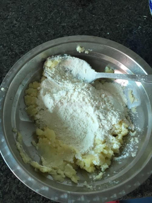 蒸熟后弄碎，放入面粉揉匀