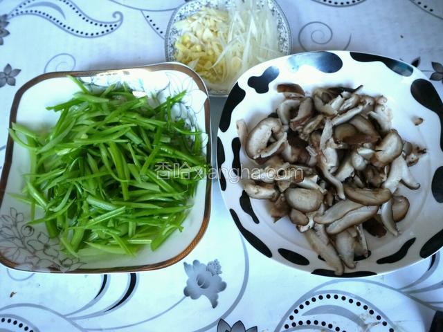 香菇切片，芹菜斜切段，葱切丝，姜蒜切碎备用。