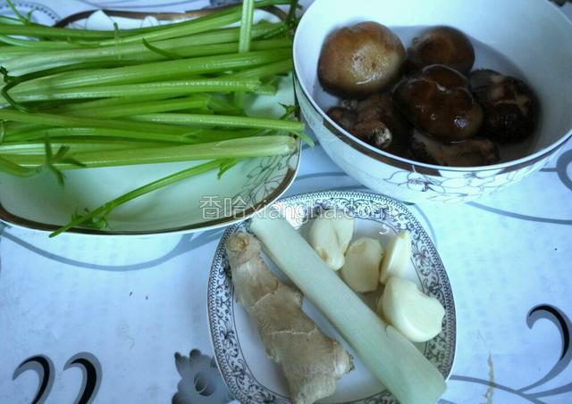 芹菜去根、叶后洗净，香菇用盐水泡分钟后去蒂洗净。