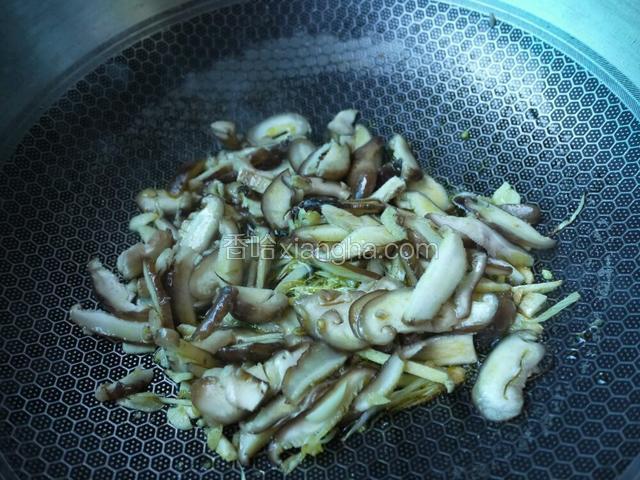 加入香菇片、耗油、生抽翻炒2分钟。