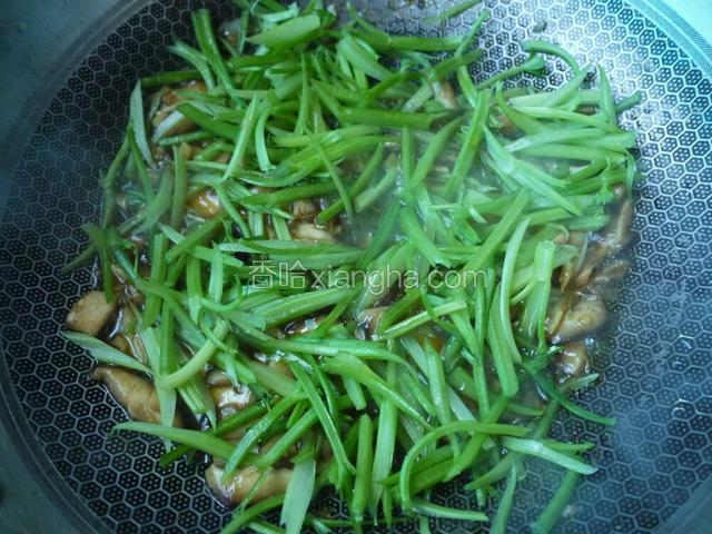 加入芹菜、盐翻炒2分钟，淋几滴香油炒均匀关火。