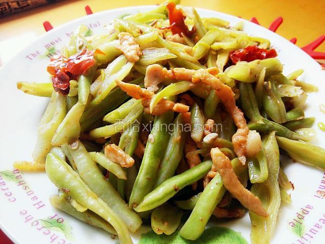 豆角炒熟后放入炒好里脊肉翻炒几下盛出