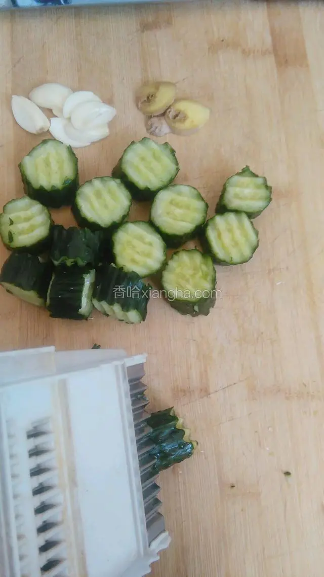 蒜切片，姜切片，黄瓜用擦板切成1.5厘米的小段。