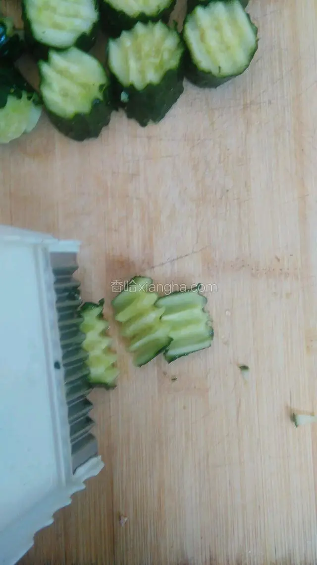 用擦板把小段切成片。