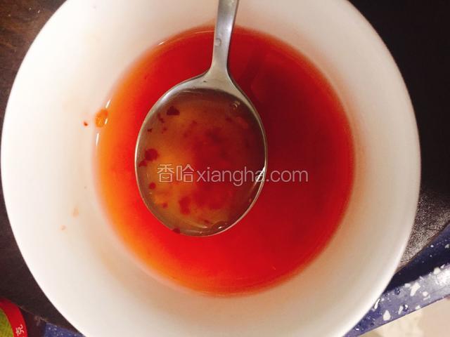 把甜辣酱加入适量水和一小勺生粉搅匀