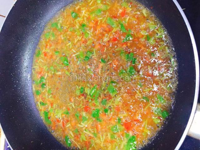 把调好的酱汁倒入锅里煮，加入一勺白糖和芹菜红辣椒煮开就行，把煮好的酱汁淋在鱼上面即好。
