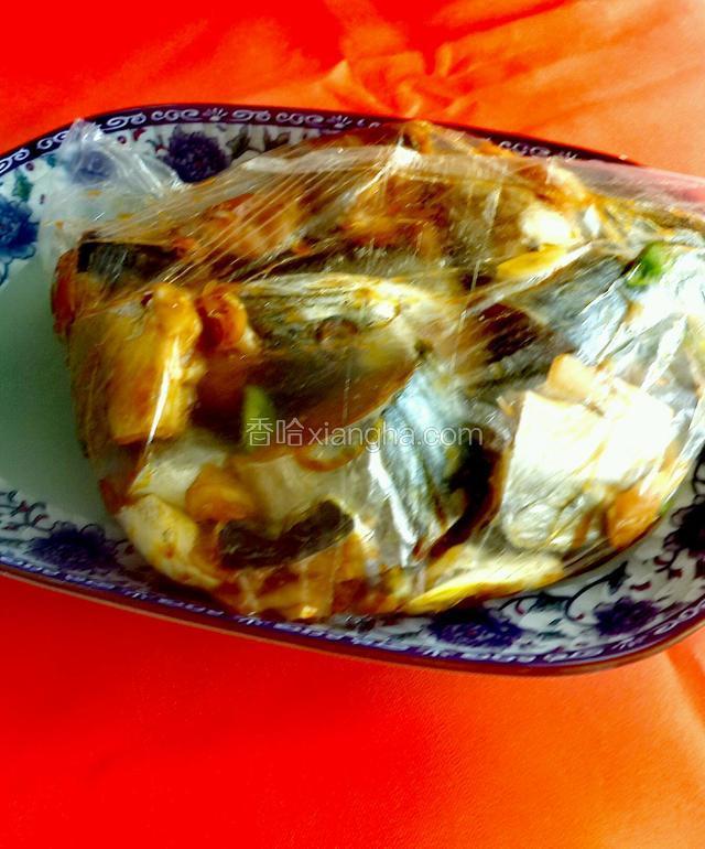 用料酒，酱油，细盐，味精，姜，青蒜调成汁加入保鲜袋中