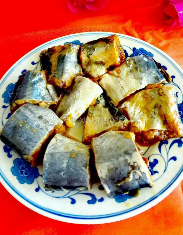 将腌制好的鱼块夹出，沥干外表水份