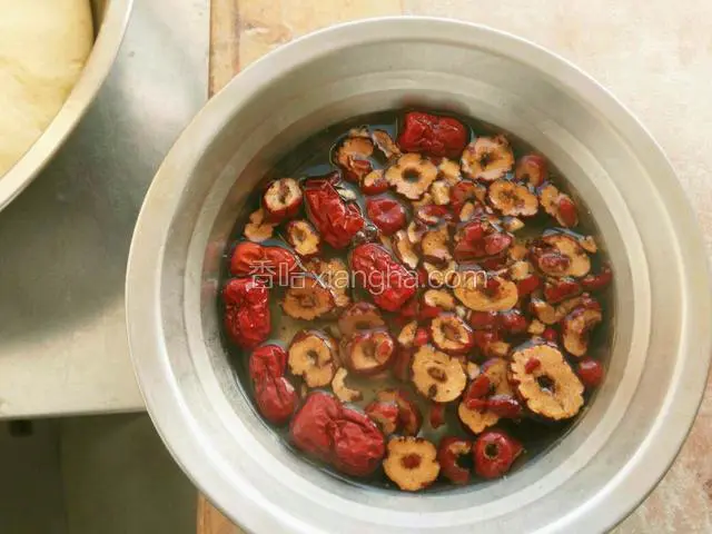 大枣开水泡好