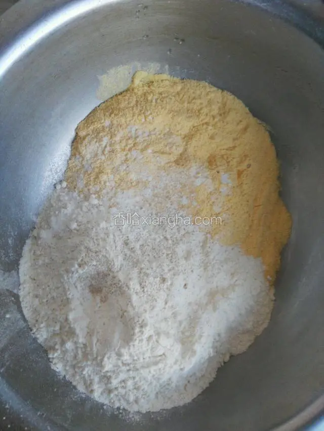 玉米粉，白面，泡打粉混匀