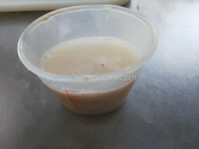 孝母粉用35℃温水混匀，静止5分钟