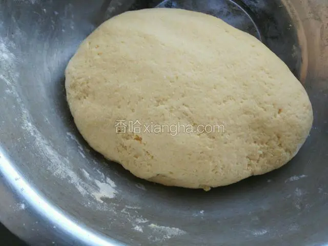 将面粉用孝母水混匀，揉成面团。