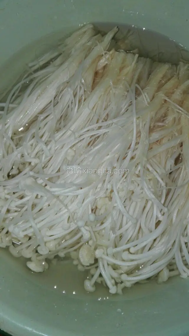 金针菇洗净，拆散分成小缕，控干水份