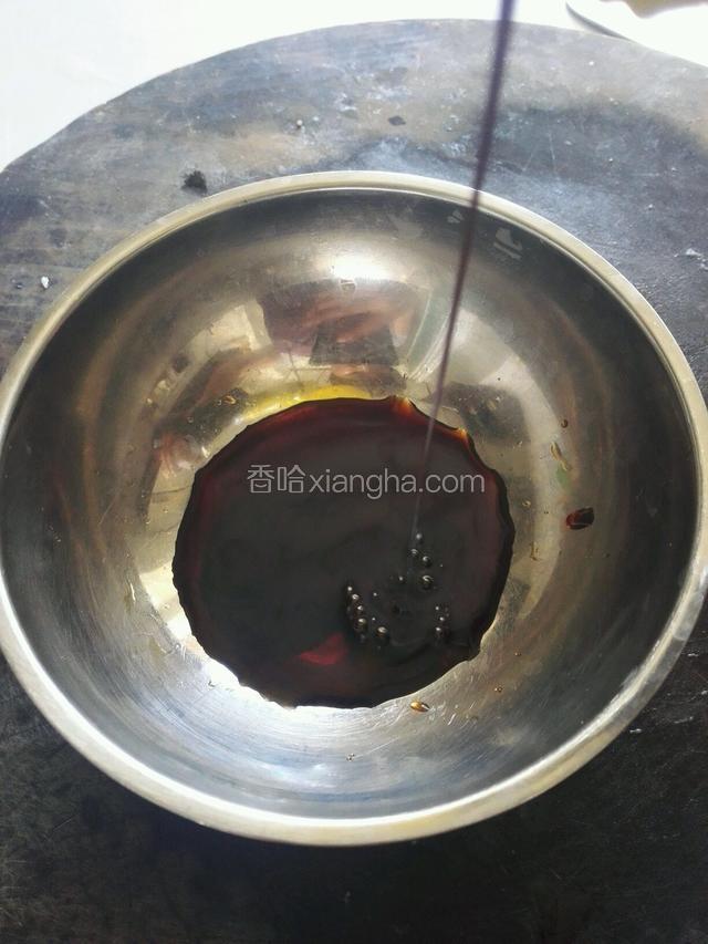 加入红烧酱油少许，以上色为主