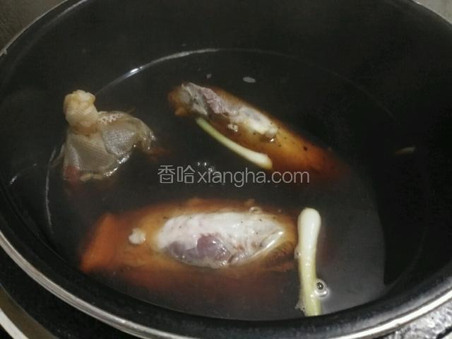 开火煮开后熬十来分钟（这样卤料里的味全煮出来了），下腌好的牛腱，继续煮