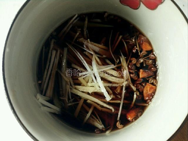 再把料酒，老抽，盐，白糖，蚝油，鸡精，姜丝，葱丝，花椒，茴香搅拌均匀