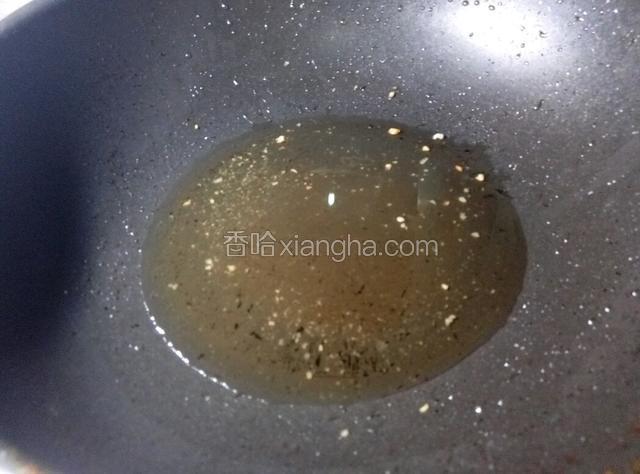 倒油，用了一点猪油，本来这道菜要用五花肉的，改良版不用了，一半花生油，一半猪油，