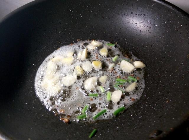 油热放，葱姜蒜，煸炒出香味，
