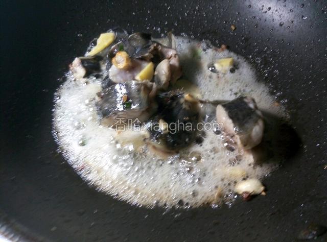 炒一会鱼肉已经有点熟的样子了，