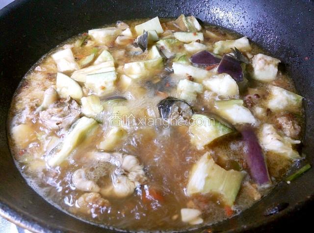 大火烧开，盐，胡椒粉，料酒，老醋都倒锅里，继续大火烧，