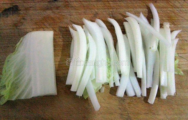 白菜洗干净按图中方法切丝（个人觉得这样切白菜更好吃）