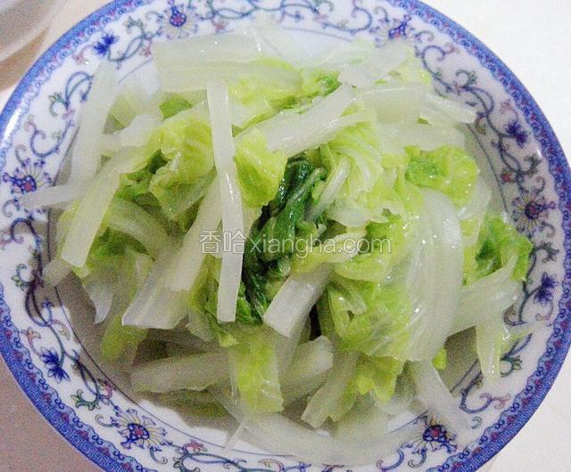 白菜放在开水中焯一下，直接放入凉水中