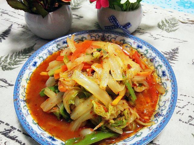 放入盐，一点点糖，醋和鸡精调味