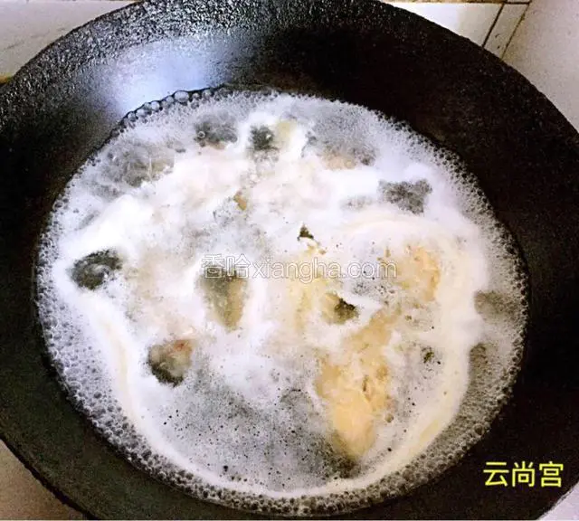 锅里加适量水，鸡翅中凉水下锅，大火烧开焯水2分钟。