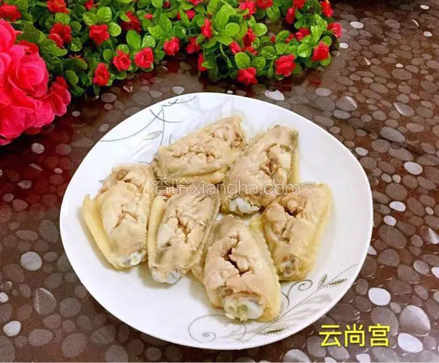 捞出来冲洗干净备用。