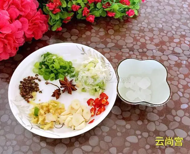 准备好调料。生菜清洗干净备用。