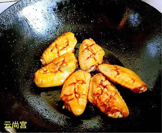 化糖色倒鸡翅中翻炒上色。