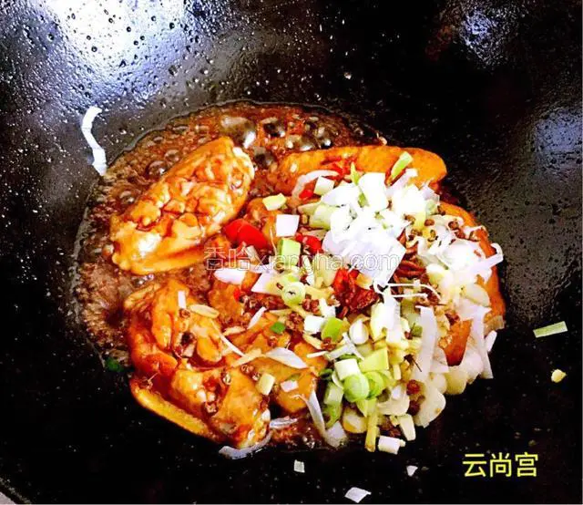 加葱、姜、蒜、小米椒、料酒15克、香醋10克、生抽10克、老抽5克、蚝油10克大火翻炒。