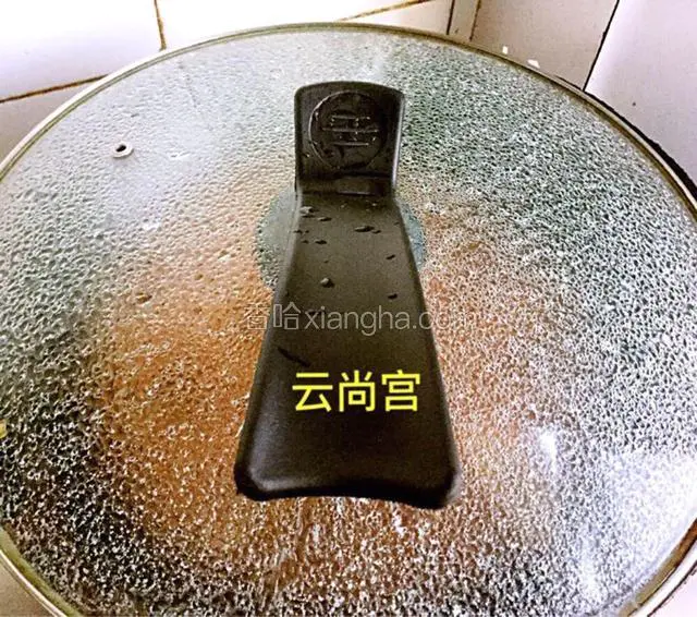 盖上锅盖，大火转中火炖15分钟。