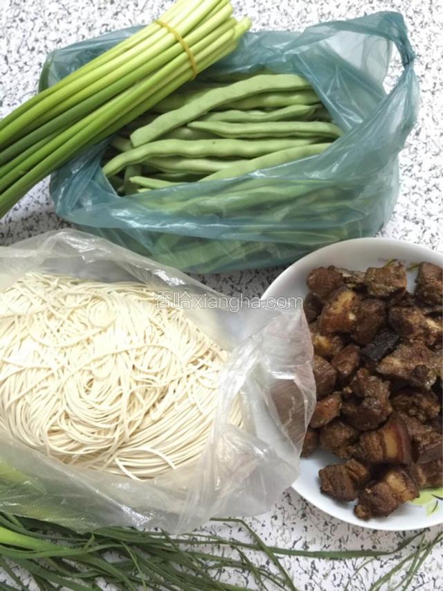 准备好食材，细面条、四季豆和蒜苔、还有红烧肉。