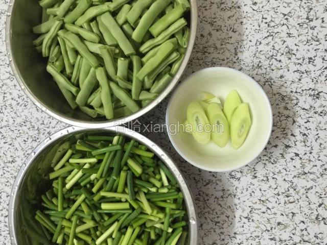 趁着蒸面条的空档，把菜择洗干净切段。