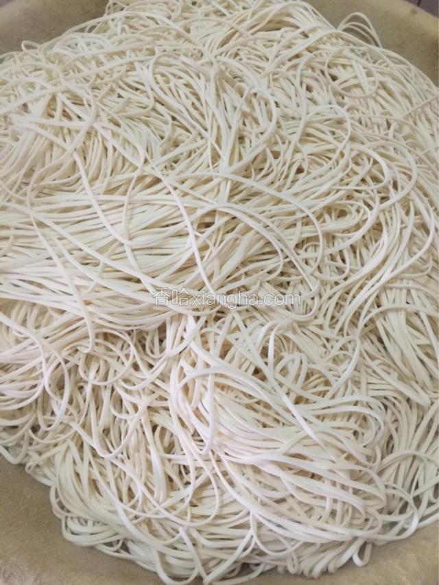取一个大锅接适量的水（水稍多点，最少够蒸30多分钟的水）笼布湿水，等水响了铺上笼布把面条放入抖散，盖上锅盖蒸15-20分钟。