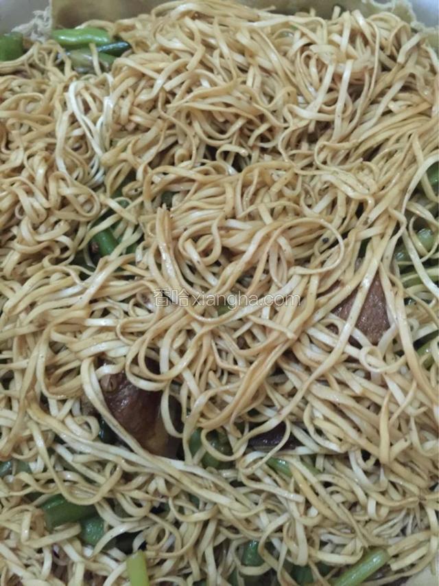 把蒸好的面条倒入菜锅中抖散拌匀，再入锅蒸十五分钟。