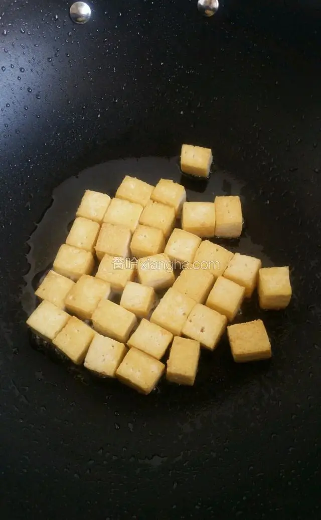 锅内放适量油，把豆腐煎成表面金黄色。