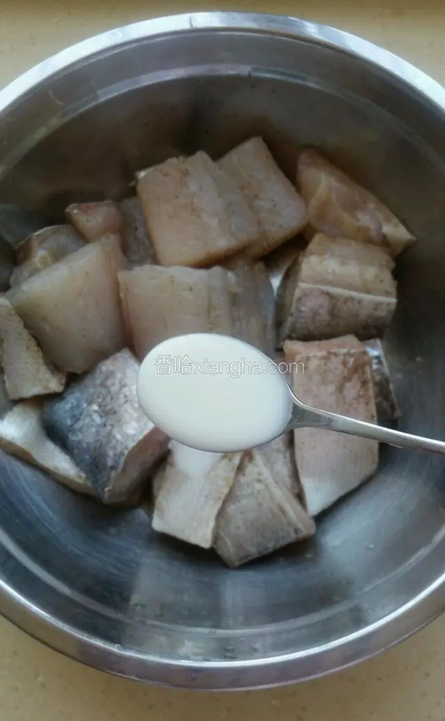 码味好的鲢鱼放1大勺水定粉用手抓匀，再放1大勺食用油用手抓匀。