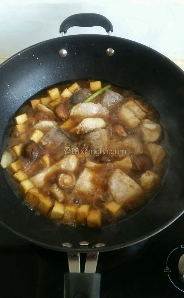 放入鲢鱼，豆腐，香菇烧开后用中小火炖至汤收汁。
