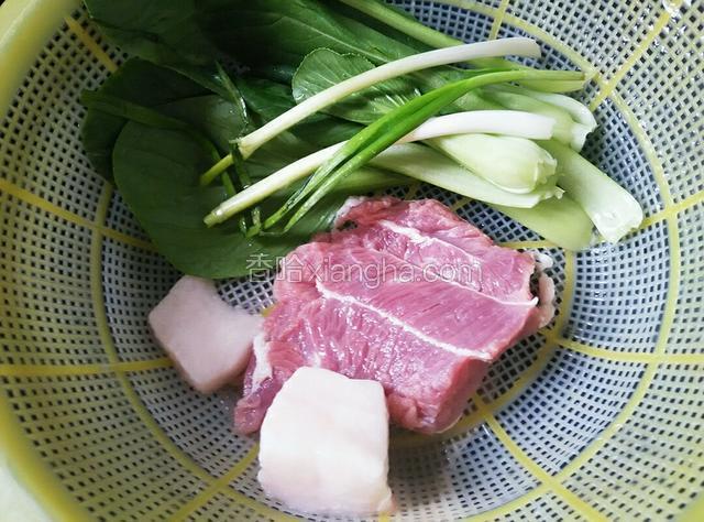 小青菜，肉，和香葱洗净