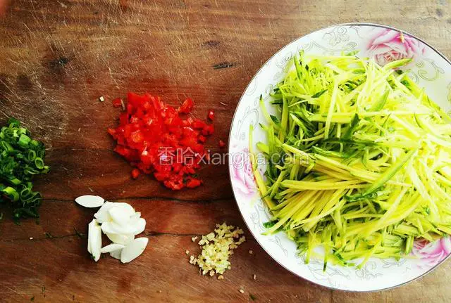 将食材切好备用