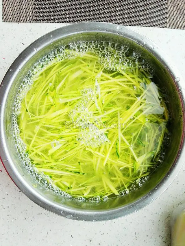 南瓜丝放水中浸泡2分钟 捞出控水 备用