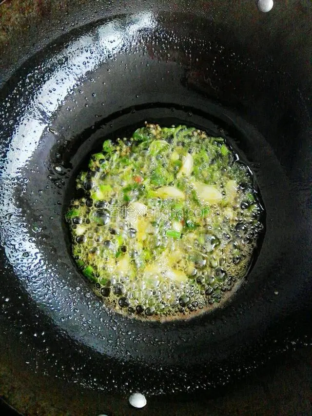 锅中放油 葱姜蒜炒出香味