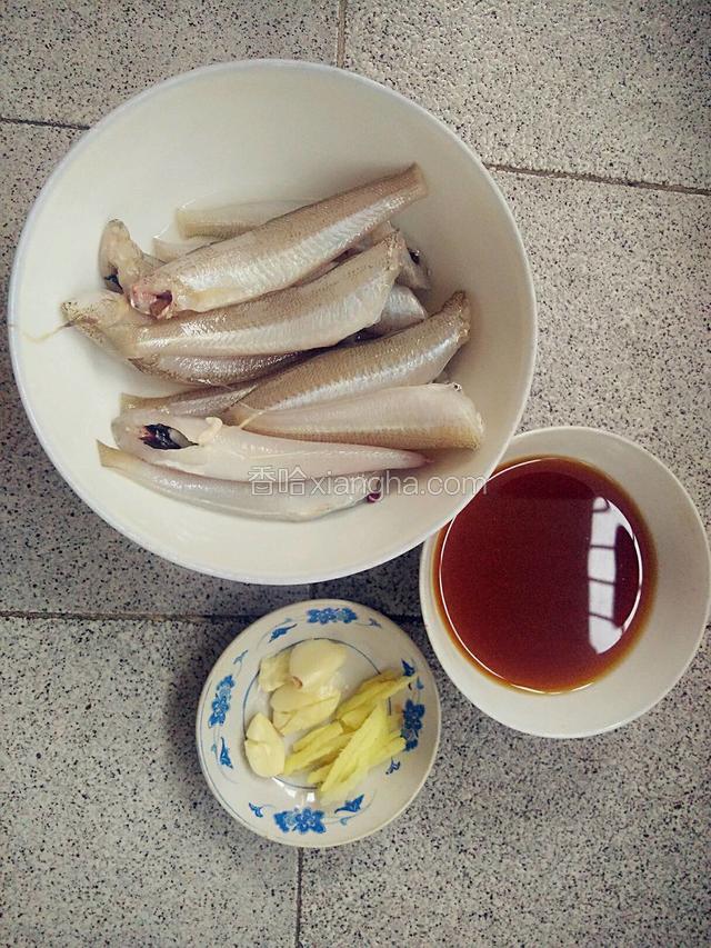 把沙尖鱼处理干净后，用料酒和盐，腌大约一小时后，沥干水分；把酸梅汁、豆酱、酱油和一大勺开水一起倒入干净的碗中，拌匀，调成梅汁液；准备生姜和蒜瓣；备用。